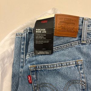 Levi’s NWT rib cage wide leg jean
